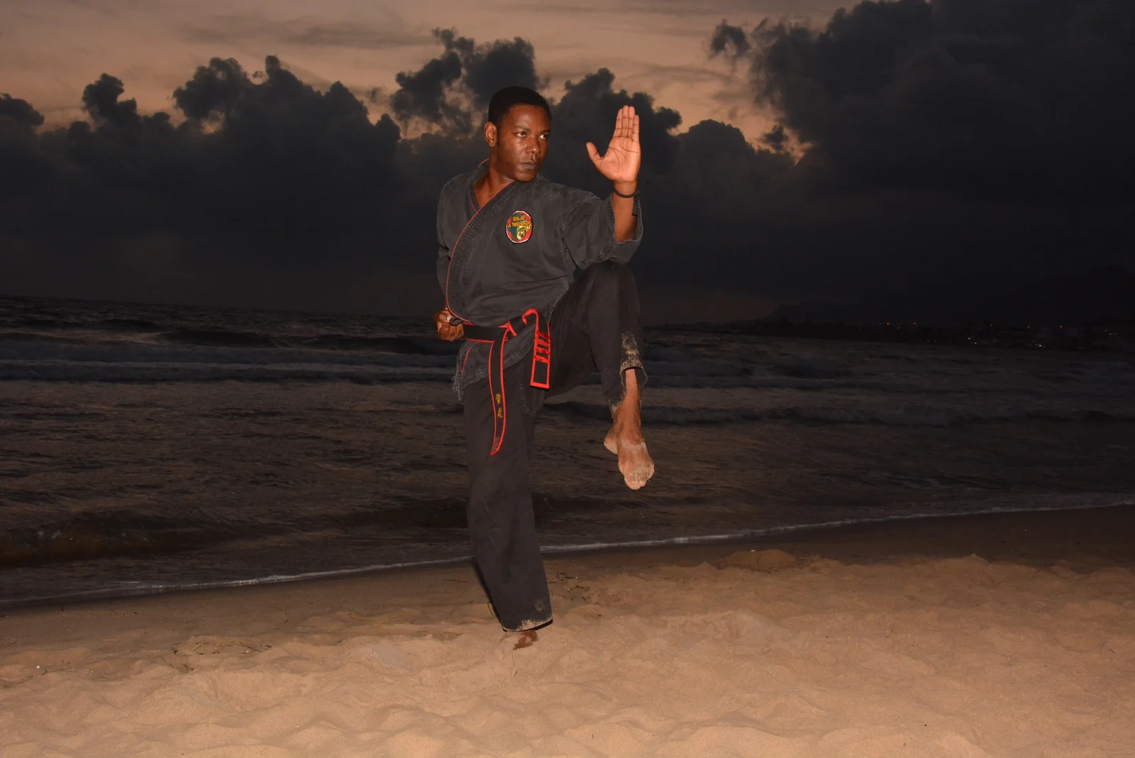 Jonas Hervé Nyemb pratiquant le Viet Vo Dao sur une plage