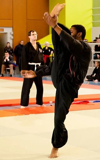 Pratiquant réalisant un enchaînement technique